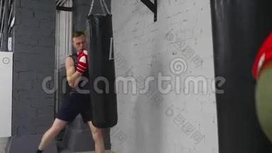 两个拳击手在健身房打拳训练，运动概念。